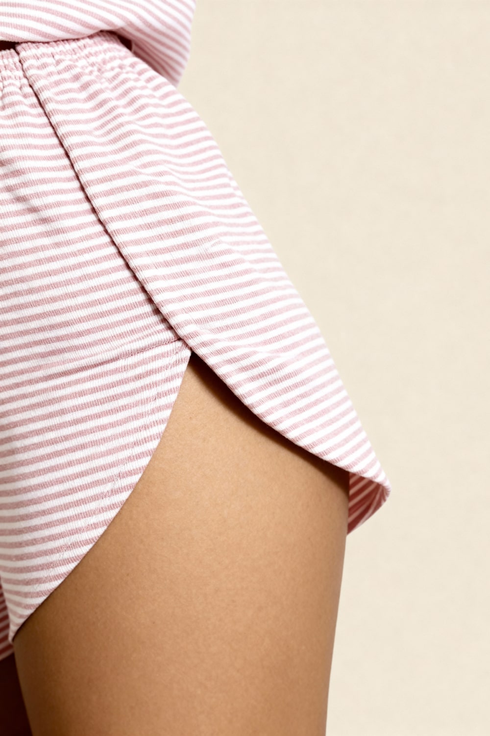 HALLIE – Çizgili Yumuşak Jarse Crop Üst ve Yırtmaçlı Şort Takımı - Çizgili