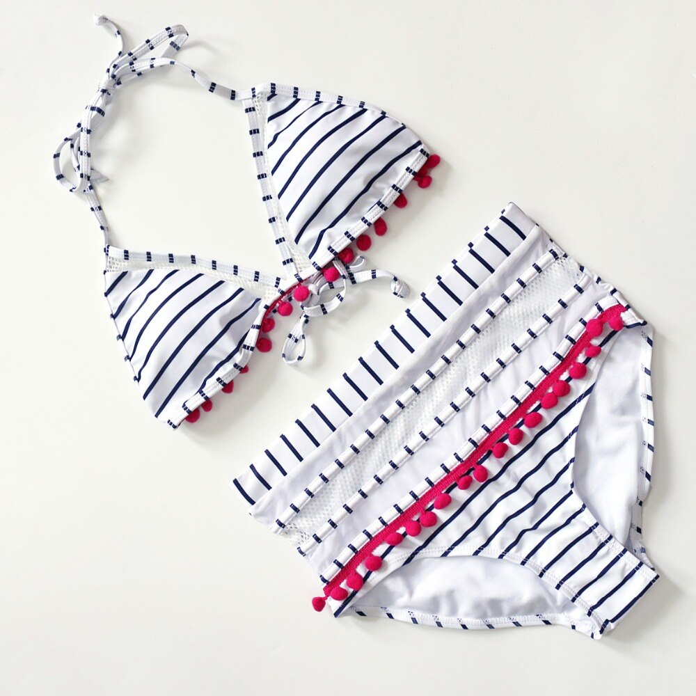 DETAILLIERTER BIKINI MIT POMPOM