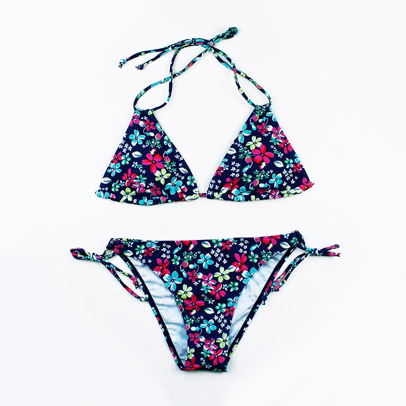 BIKINI MIT HALSFADEN UND BLUMENDRUCK