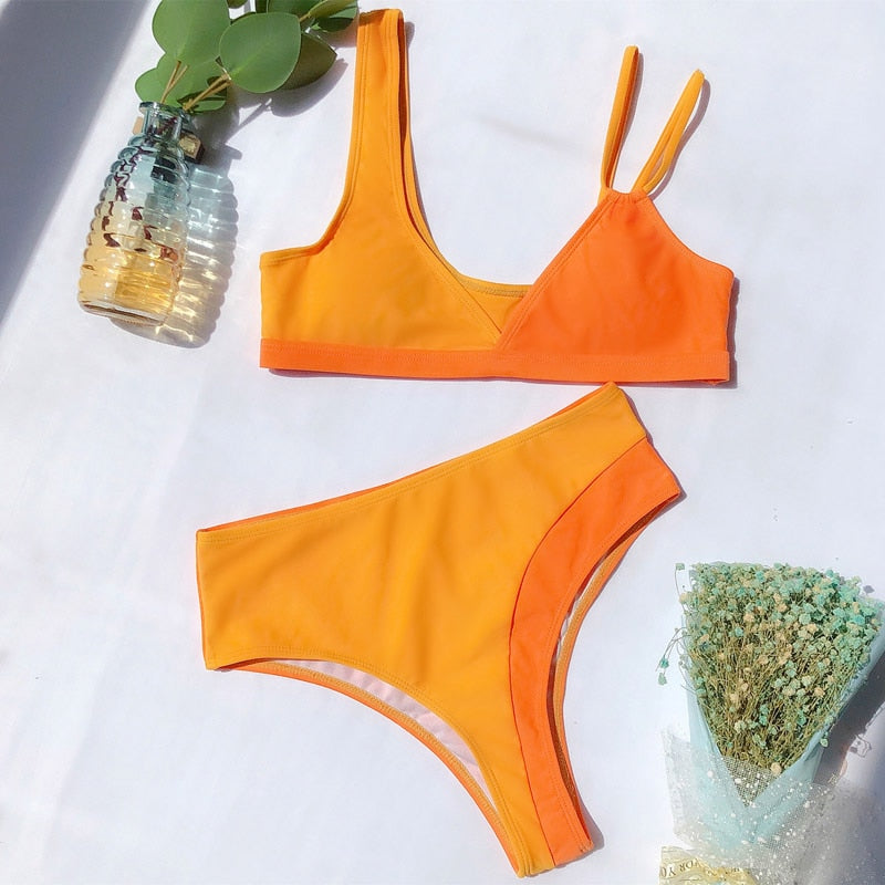 STILVOLL GESCHNITTENER BIKINI