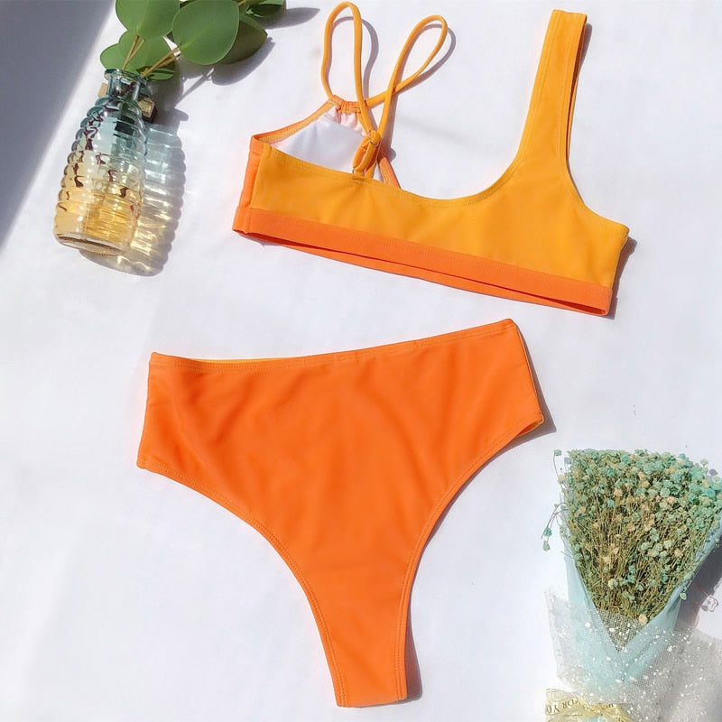 STILVOLL GESCHNITTENER BIKINI