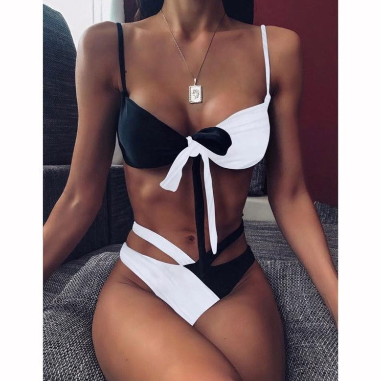 STILVOLL GESCHNITTENER BIKINI