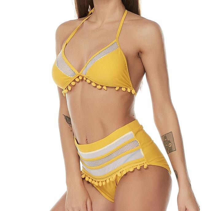 DETAILLIERTER BIKINI MIT POMPOM