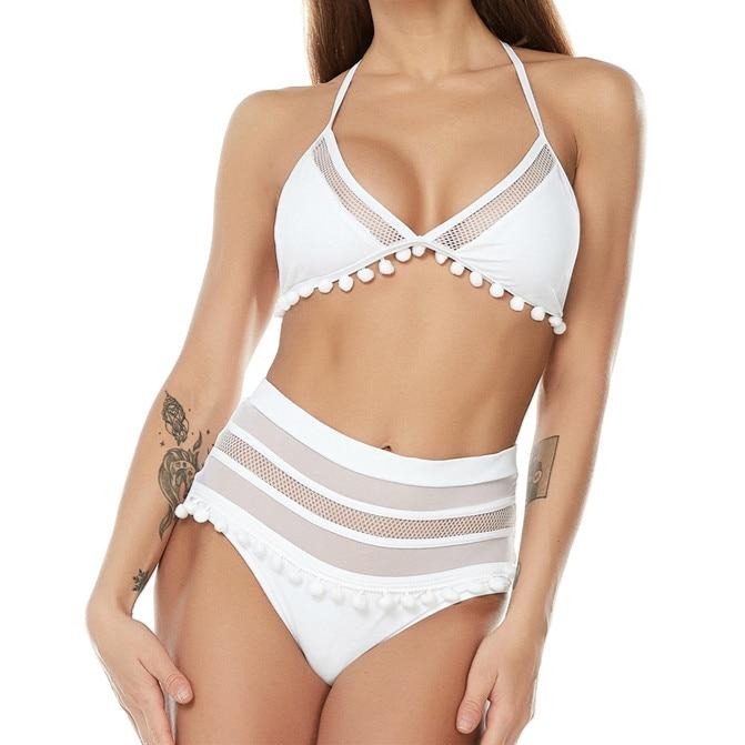 DETAILLIERTER BIKINI MIT POMPOM