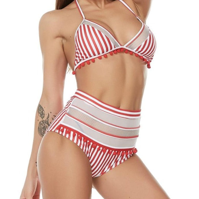 DETAILLIERTER BIKINI MIT POMPOM