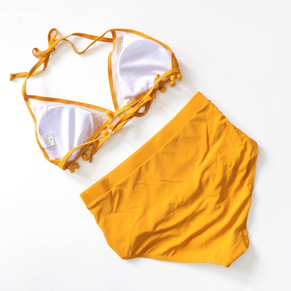 DETAILLIERTER BIKINI MIT POMPOM