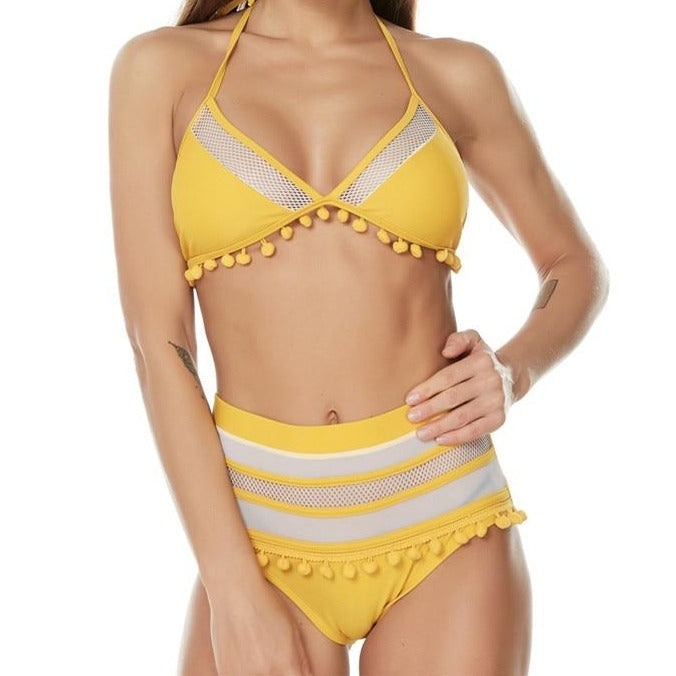 DETAILLIERTER BIKINI MIT POMPOM