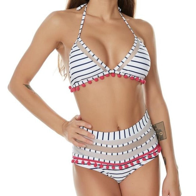 DETAILLIERTER BIKINI MIT POMPOM