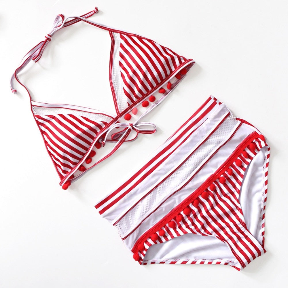 DETAILLIERTER BIKINI MIT POMPOM