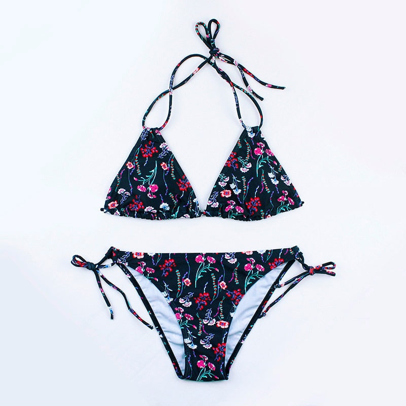 BIKINI MIT HALSFADEN UND BLUMENDRUCK