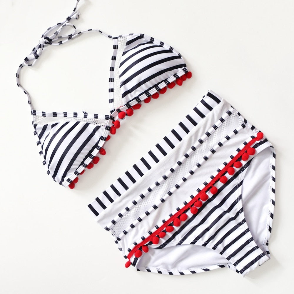 DETAILLIERTER BIKINI MIT POMPOM