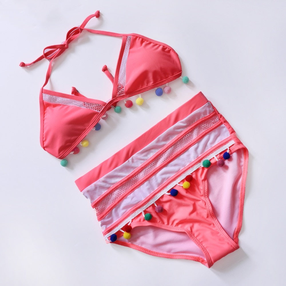 DETAILLIERTER BIKINI MIT POMPOM