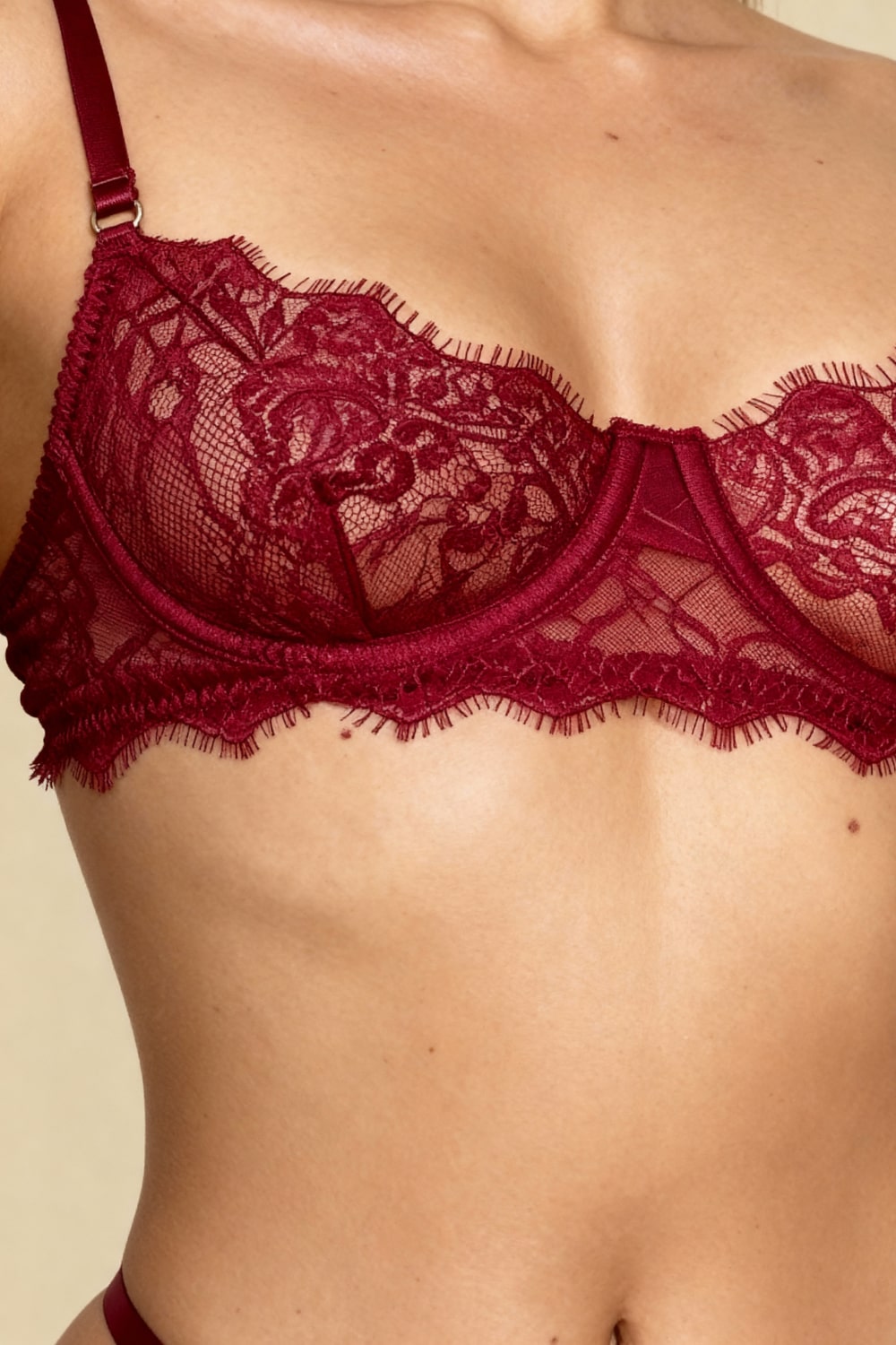 GRACE – Zarif Çiçekli Dantel ve Şeffaf File Takımı - Kırmızı